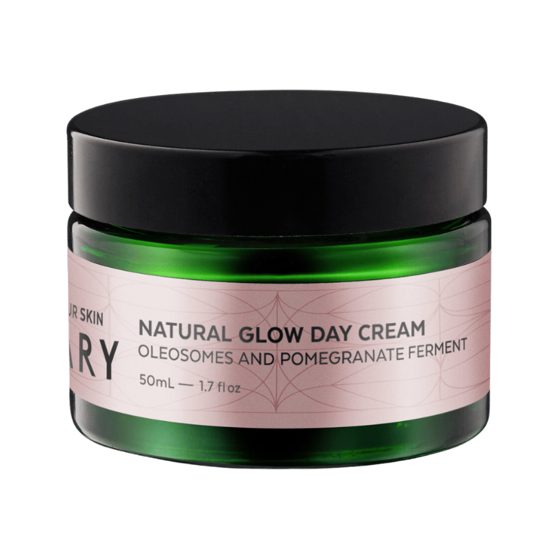 VOTARY Natural Glow Day Cream, 50ml, mit Oleosomen und Granatapferment in grünem Glasbehälter mit schwarzem Deckel.