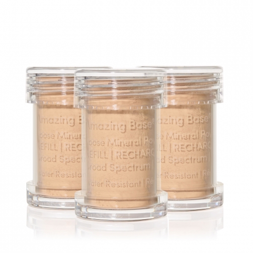Drei durchsichtige Behälter mit losem Mineralpuder, beschriftet mit 'Amazing Base'.