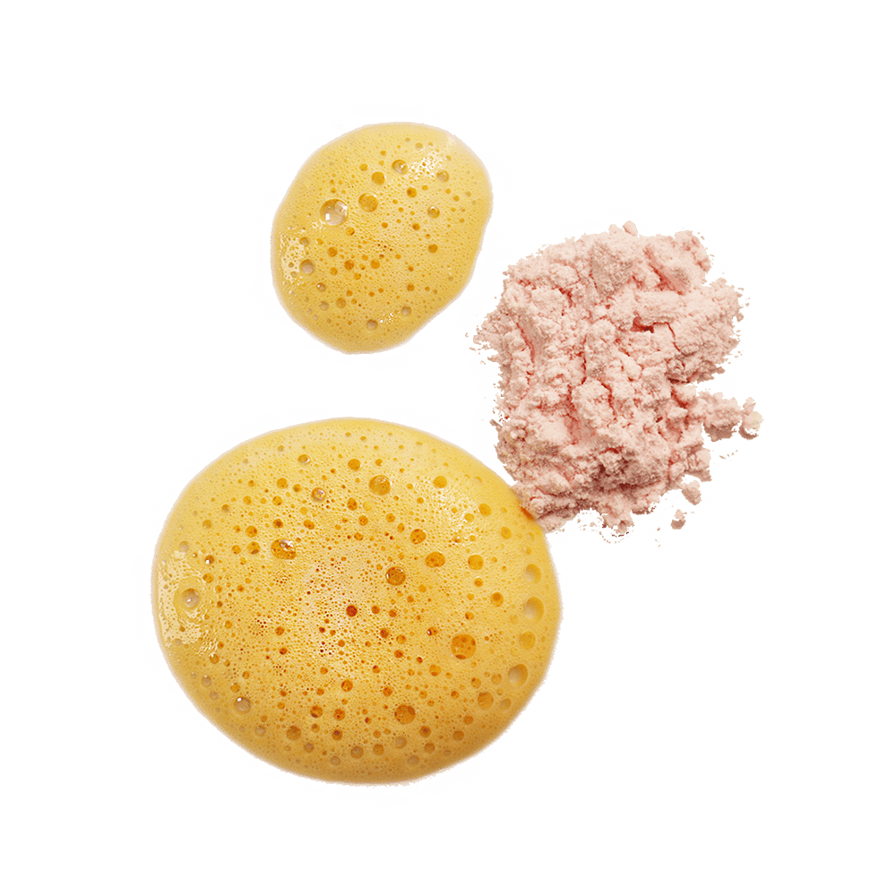 Gelber Enzym-Vitamin-C-Reiniger in flüssiger und pulverisierter Form auf transparentem Hintergrund.