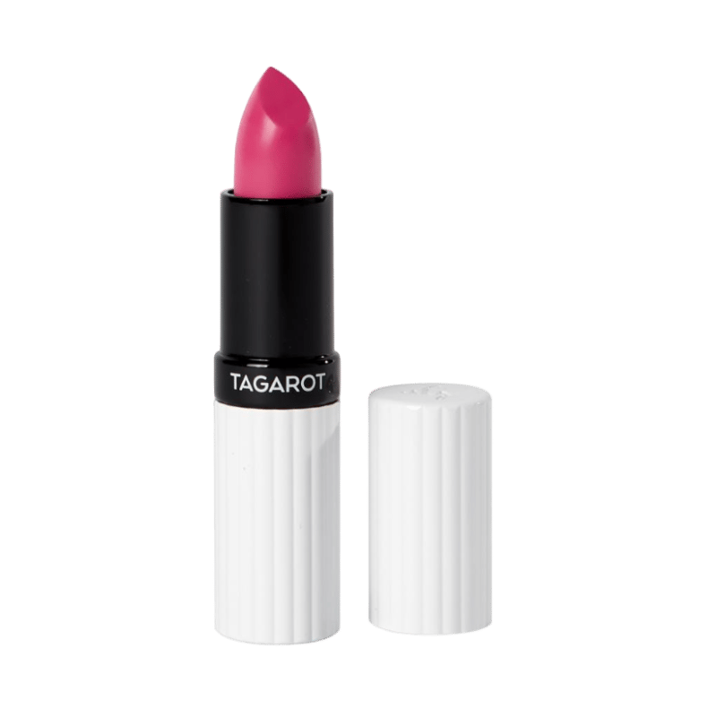 Ein geöffneter Lippenstift in Pink von UND GRETEL, Modell TAGAROT, mit weißer Hülle.