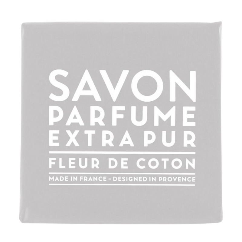 Graue Verpackung einer parfümierten Seife mit der Aufschrift 'Savon Parfumé Extra Pur Fleur de Coton'.