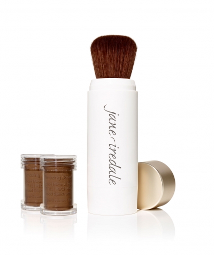 Make-up Pinsel und zwei kleine Behälter mit braunem Puder auf weißem Hintergrund.