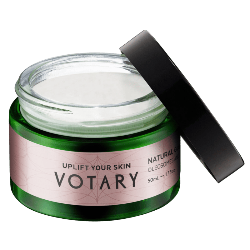 VOTARY Natural Glow Day Cream, 50ml, mit Oleosomen und Granatapferment, in einem grünen Glasbehälter mit schwarzem Deckel.