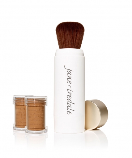 Jane Iredale Pinsel und zwei Behälter mit losem Puder auf weißem Hintergrund.