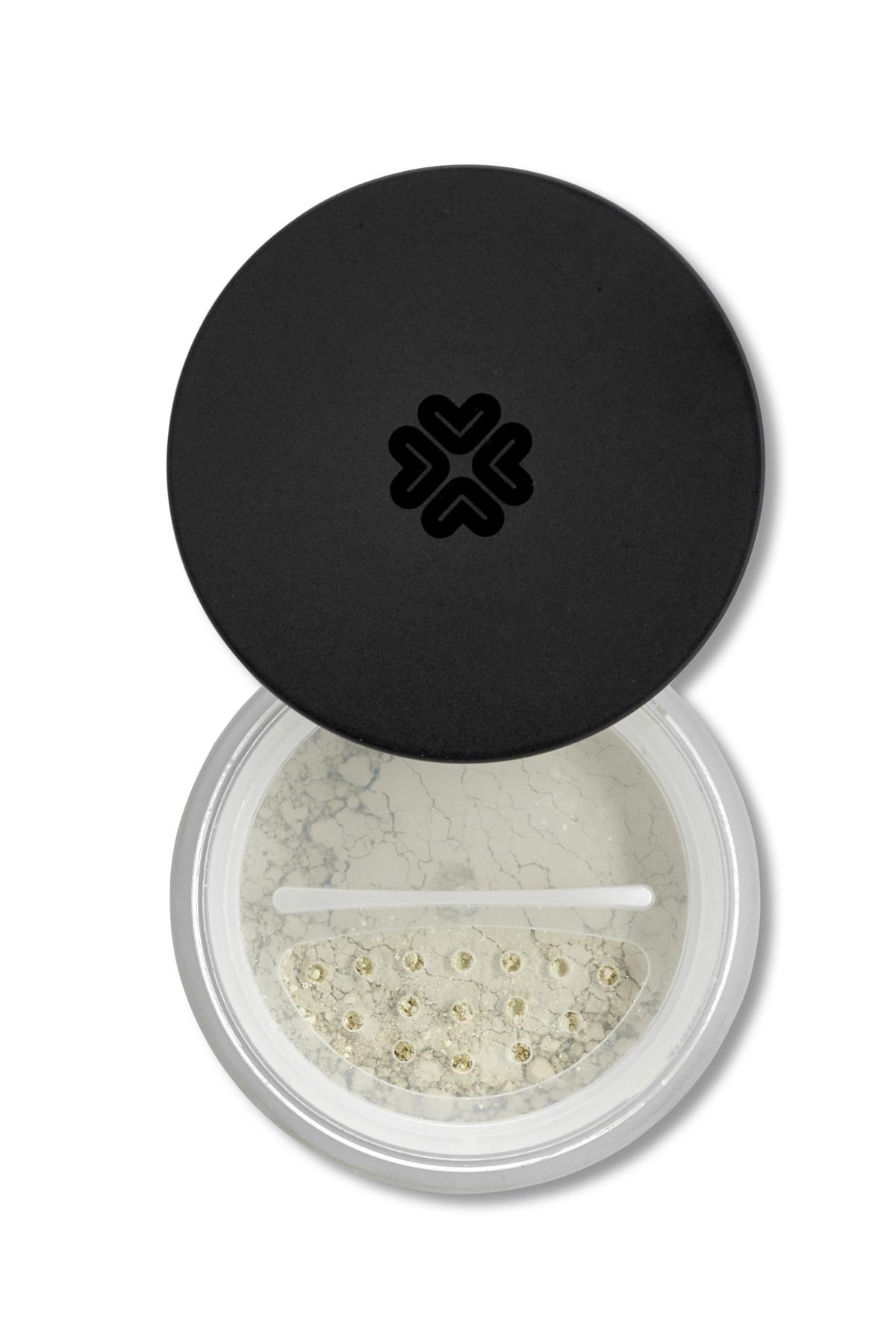 Ein offener Behälter mit weißem Puder und einem schwarzen Deckel mit einem Herzmuster.
