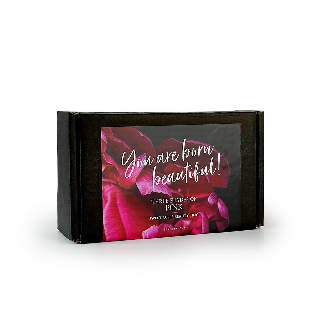 Schwarze Box mit der Aufschrift 'You are born beautiful! Three Shades of Pink - Sweet Roses Beauty Trio' und einem Bild von rosa Rosen.