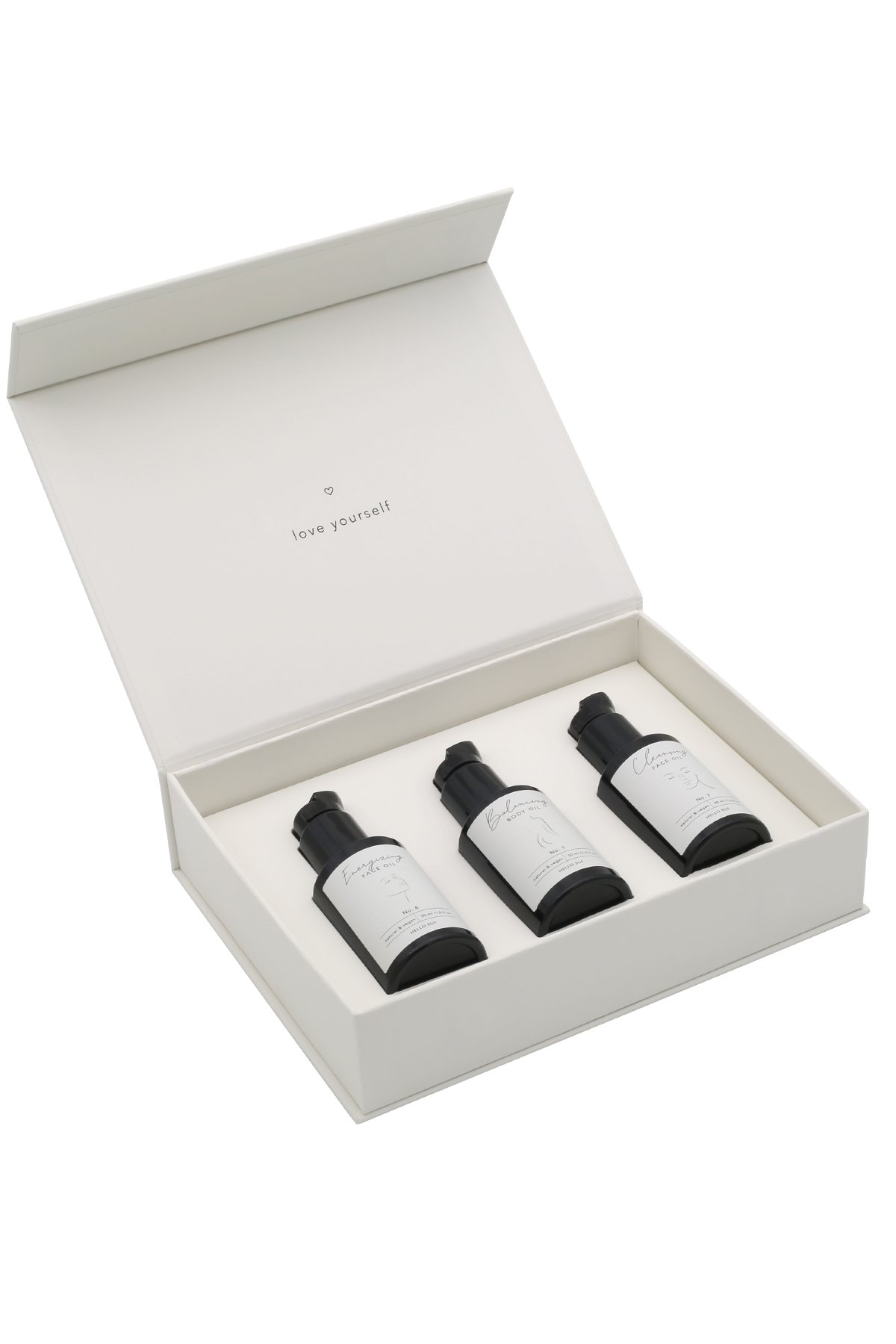 Offene weiße Box mit drei schwarzen Flaschen, beschriftet mit 'love yourself'.