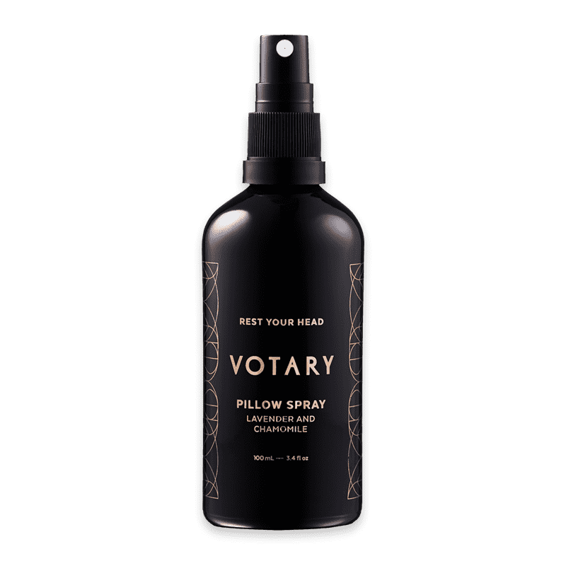 Schwarze Flasche Votary Pillow Spray mit Lavendel und Kamille, 100 ml, auf weißem Hintergrund.