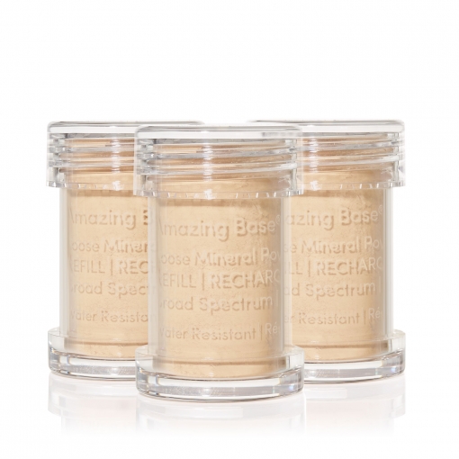 Drei durchsichtige Behälter mit losem Mineralpuder, Produktname 'Amazing Base'.