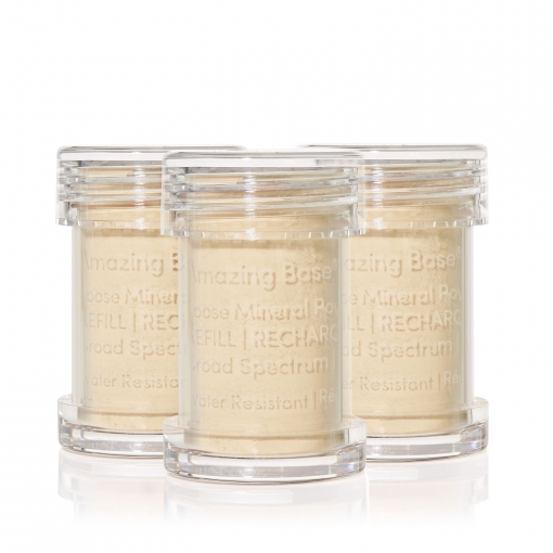 Drei durchsichtige Behälter mit losem Mineralpuder, beschriftet mit 'Amazing Base'.