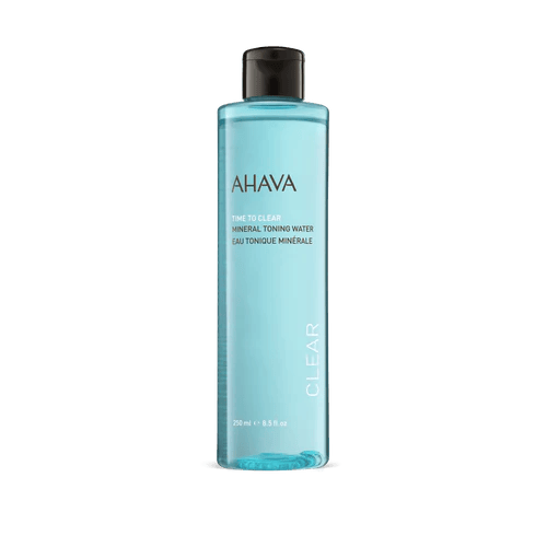 Eine Flasche Ahava Mineral Toning Water mit blauem Etikett und schwarzem Deckel, 250 ml.