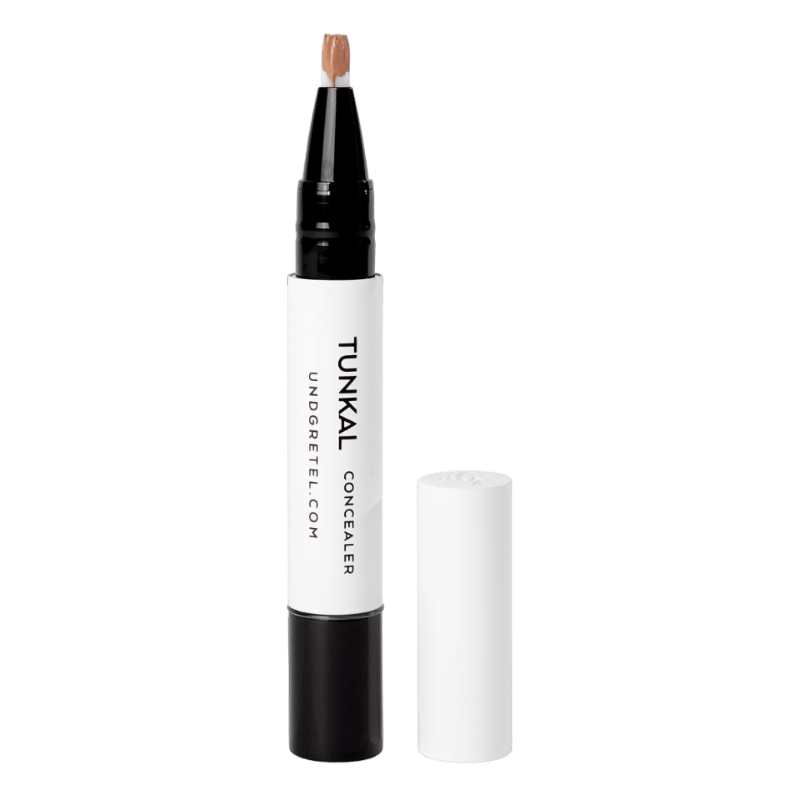 UND GRETEL TUNKAL Concealer in der Farbe 5 Honey Beige mit abgenommenem Deckel.