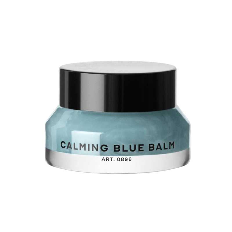 Ein Glas mit RAAW ALCHEMY Calming Blue Balm, Art. 0896, auf weißem Hintergrund.