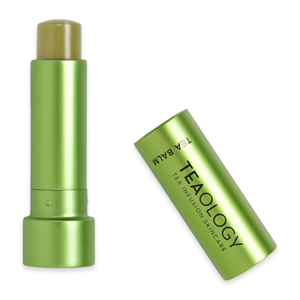 TEAOLOGY Matcha Tea Lip Balm in grünem Behälter mit abgenommenem Deckel.