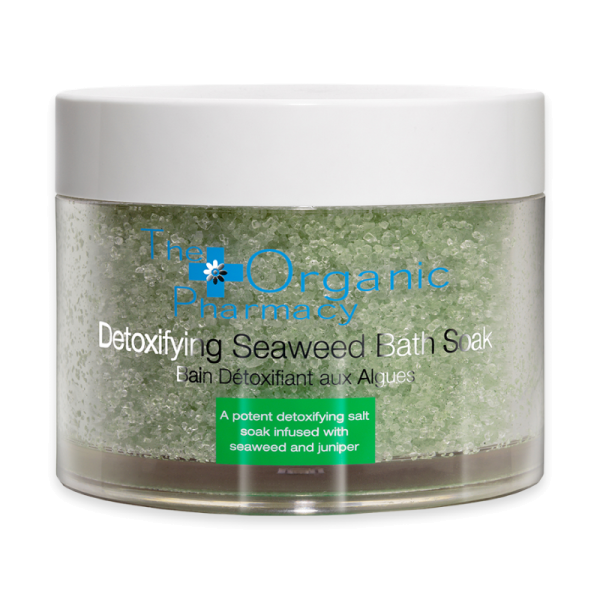 THE ORGANIC PHARMACY Detoxifying Seaweed Bath Soak, grünes Badesalz in einem transparenten Behälter.