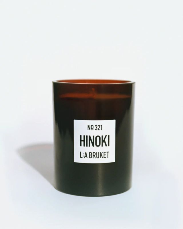 L:A BRUKET No. 321 Scented Candle Hinoki 260g Duftkerze mit Weihnachtshülle - ltd. Editionl