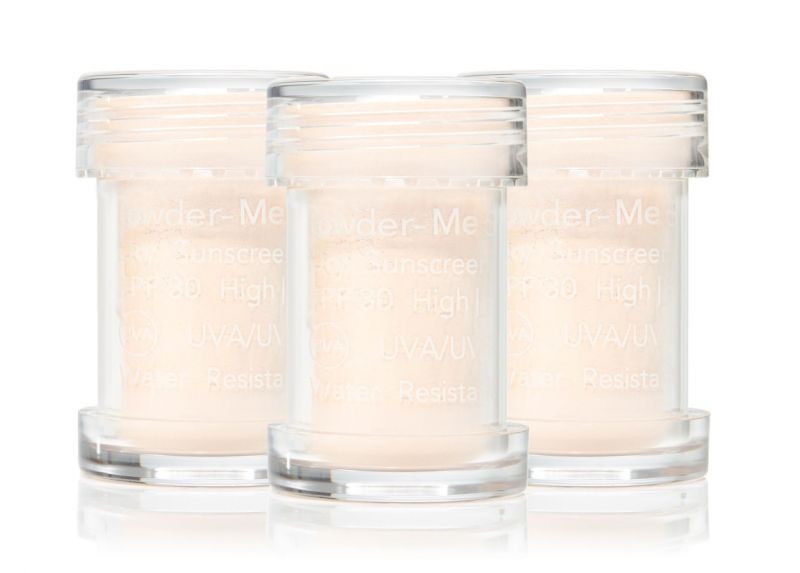 Drei durchsichtige Behälter mit Puder-Sonnenschutz SPF 30, wasserfest, UVA/UVB-Schutz.