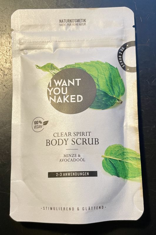 Verpackung des 'I Want You Naked' Clear Spirit Body Scrub mit Minze und Avocadoöl, 100% vegan, für 2-3 Anwendungen.